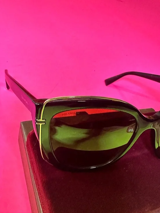 Tiffany & Co. Black Cat-Eye Sunglasses no scratches in great condition - Picture 3 of 12